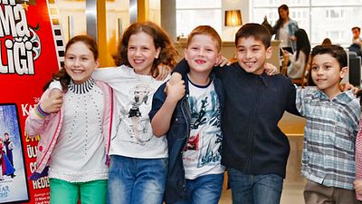 Karlar Ülkesi'ni Binlerce Çocuk Seyretti! haber görseli