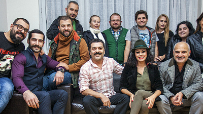 Figüran Ekibinden Bir Tiyatro Çıkartması Daha! haber görseli