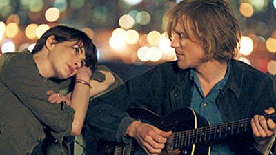 Anne Hathaway ve John Flynn Birlikte Söylüyor! haber görseli