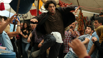 Özcan Deniz Sevimli Tehlikeli'nin Yıldızı Şükrü Özyıldız Hakkında Konuştu haber görseli