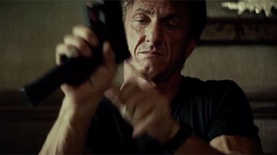 Sean Penn de Silaha Sarıldı! haber görseli