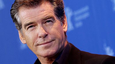 Pierce Brosnan Alevlerin Arasında Kaldı! haber görseli