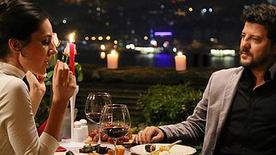 Aşk Olsun Filminin Setinde Kim Kime Sürpriz Evlenme Teklif Etti? haber görseli