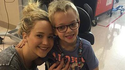 Jennifer Lawrence Çocuk Hastanesinde! haber görseli