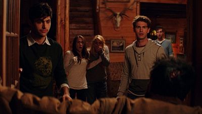 Cabin Fever'dan İlk Fragman Geldi! haber görseli