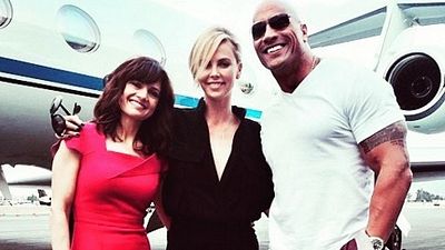 Dwayne Johnson'dan Charlize Theron'a Sıcak Karşılama!