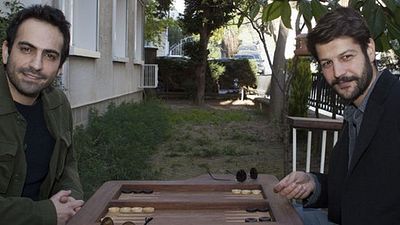 Buğra Gülsoy ve Serhat Teoman’ın “Mahalle”si Vizyon Tarihine Kavuştu! haber görseli