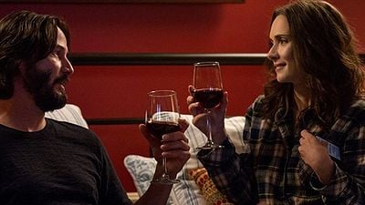 Keanu Reeves'li "Destination Wedding" Posterinde Romantizm Rüzgarları! haber görseli