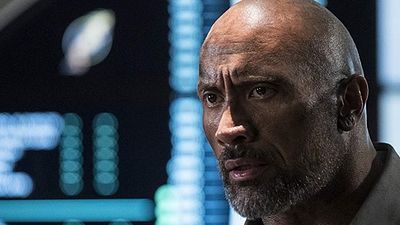 Dwayne Johnson “Gökdelen”de Ölümle Burun Buruna Geliyor! haber görseli
