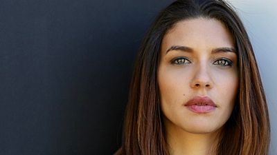 Juliana Harkavy ‘Arrow’ Setinden Fotoğraf Paylaştı haber görseli