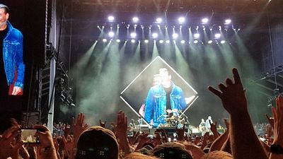 John Travolta "Grease" Klasiği İçin Foo Fighters'la Sahnedeydi haber görseli