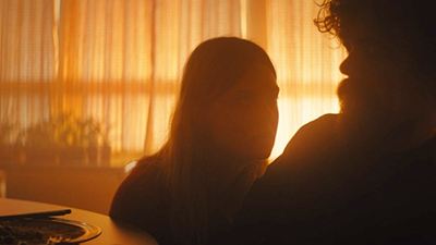 Peter Dinklage ve Elle Fanning'li "I Think We’re Alone Now"dan İlk Tanıtım Videosu!