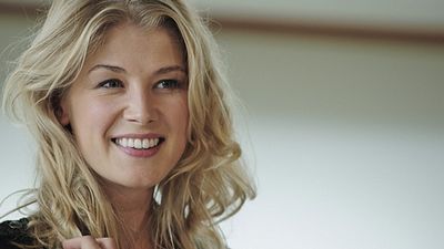 ‘The Banker’s Wife’ Ekrana Uyarlanıyor; Rosamund Pike Başrolde! haber görseli