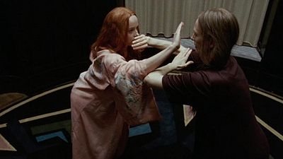 Dakota Johnson’lı “Suspiria”nın Yeni Posterinde Fısıltıları Dinleyin! haber görseli
