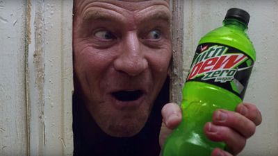 Bryan Cranston, "The Shining"de Wendy'ye Gazoz İkram Ediyor haber görseli