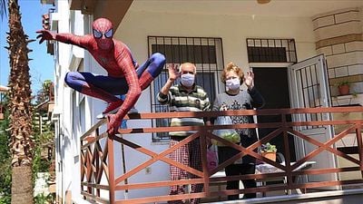 Yerli "Örümcek Adam" Moral İçin Sokaklarda! haber görseli