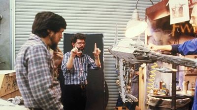 George Lucas, "Star Wars"un Sonunu Film Vizyona Girdikten Sonra Değiştirmiş!