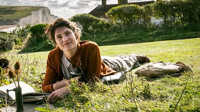 Gemma Arterton'lı "Summerland"den Fragman Geldi! haber görseli