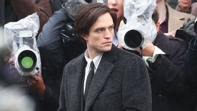 Robert Pattinson, "The Batman" Setinde Görüntülendi! haber görseli