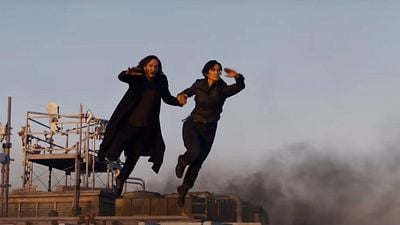 Keanu Reeves ve Carrie-Anne Moss, Matrix Resurrections İçin 46 Katlı Bir Binanın Çatısından 19 Kez Atlamış! haber görseli