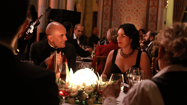 Giray Altınok ve Ezgi Mola'nın Başrollerini Paylaştığı Komedi Filmi "Başka Bir Sen"den İlk Kareler Yayınlandı haber görseli