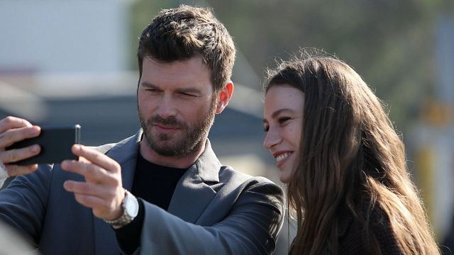 Kıvanç Tatlıtuğ ve Serenay Sarıkaya'lı "Aile" Dizisi Ertelendi mi? haber görseli
