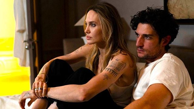 "Couture" İlk Bakış: Angelina Jolie Moda Dramasında Başrolde haber görseli