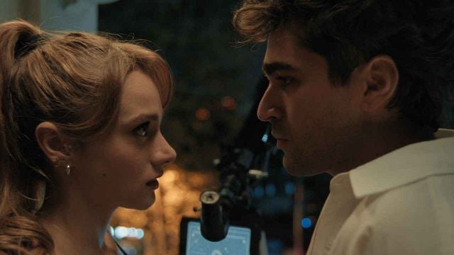 Mert Ramazan Demir ve Miray Daner’i Bir Araya Getiren "Bize Bi’şey Olmaz" Dizisinden İlk Tanıtım Geldi haber görseli