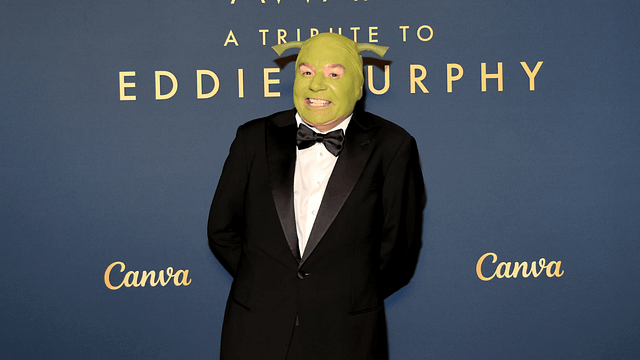 Mike Myers, Eski Rol Arkadaşının Ödül Törenine "Shrek" Makyajıyla Geldi haber görseli