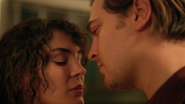 Netflix, Çağatay Ulusoy Başrollü "Tam Bir Centilmen"in Fragmanını Paylaştı!