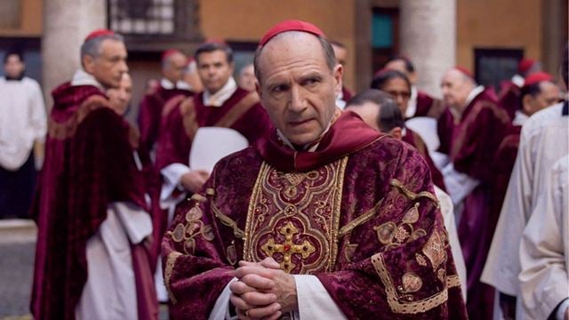 "Conclave" İlk Fragman: Ralph Fiennes Vatikan Komplosunun Ortasında!