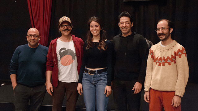 Hüseyin Karabey’in Yeni Filmi “Hakikatin Ölümü” Oyuncu Kadrosuyla Okuma Provasında Buluştu haber görseli