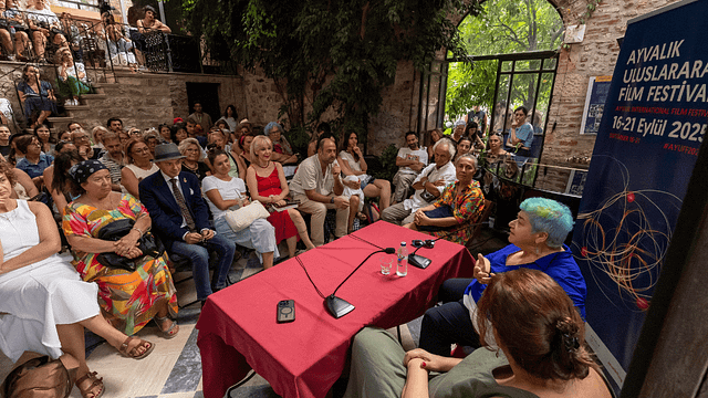 Ayvalık Uluslararası Film Festivali’nde İlk Gün: Prömiyerler, Söyleşiler ve Yapay Zekâ Tartışmaları haber görseli