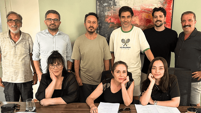 Cansel Elçin ve Zeynep Tuğçe Bayat'ın Başrolleri Paylaşacağı “Ölü Arının İğnesi”nin Okuma Provası Yapıldı haber görseli