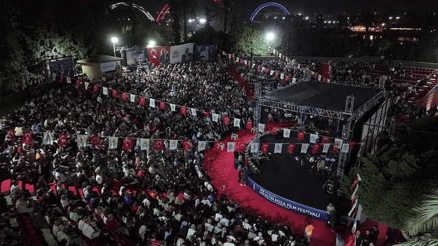 33. Uluslararası Adana Altın Koza Film Festivali Görkemli Bir Açılışla Başladı: Emek Ödülleri Sahiplerini Buldu! haber görseli