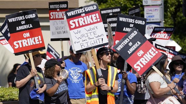 Senaristler Grevi Sona Eriyor: 146 Gün Sonra "Geçici" Anlaşma Sağlandı haber görseli