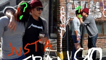 James Franco, Dedikodu Sitesini Susturmak İçin Bir Erkekle Öpüştü haber görseli