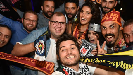 Figüran Filminin Oyuncularından Derbi Öncesi Dostluk Çağrısı haber görseli