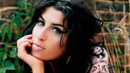 Amy Winehouse Belgeseline Sanatçının Ailesinden Destek Yok! haber görseli