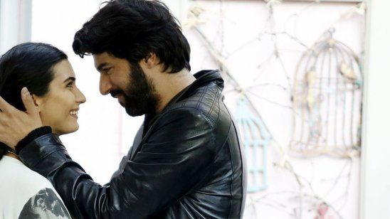 Kara Para Aşk'ta Bu Akşam Neler Olacak? haber görseli