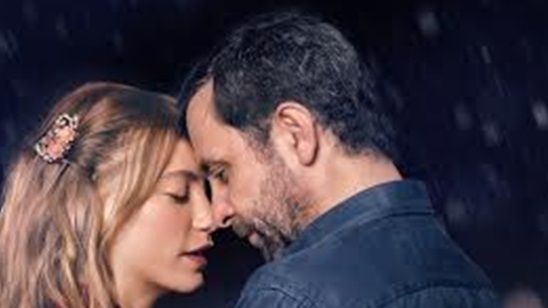 Serenay Sarıkaya ve Nejat İşler'in Başrolünde Olduğu İkimizin Yerine'nin Afişi Belli Oldu! haber görseli
