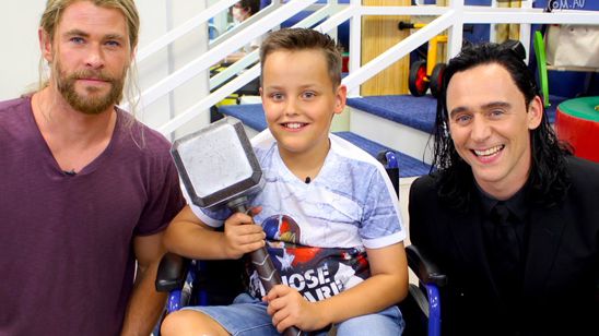 Chris Hemsworth ve Tom Hiddleston Brisbane'deki Çocuk Hastanesini Ziyaret Etti! haber görseli