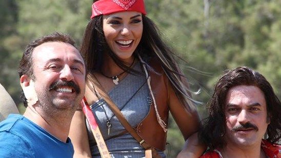 Sen Sağ Ben Selamet Filminden İlk Afiş! haber görseli