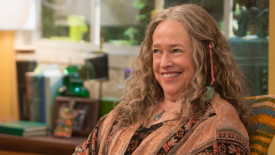Kathy Bates’li Disjointed’ın İkinci Sezonundan Fragman Var haber görseli