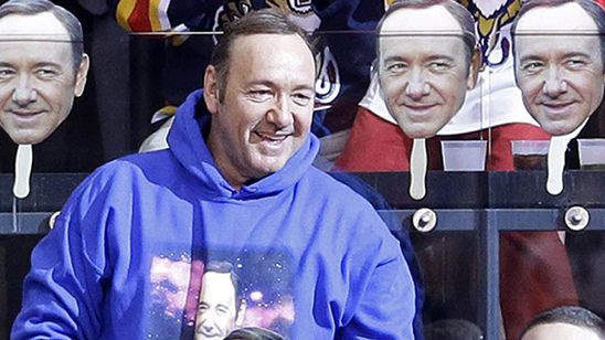 Kevin Spacey, Paparazzilere Pizza Servisi Yaptı! haber görseli