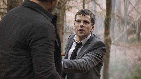 Jesse Eisenberg ve Alexander Skarsgård’lı “The Hummingbird Project”ten İlk Fragman! haber görseli