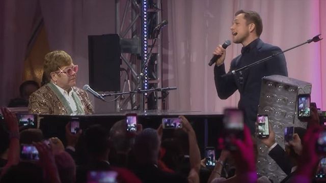 Taron Egerton ve Elton John Birlikte Şarkı Söyledi! haber görseli