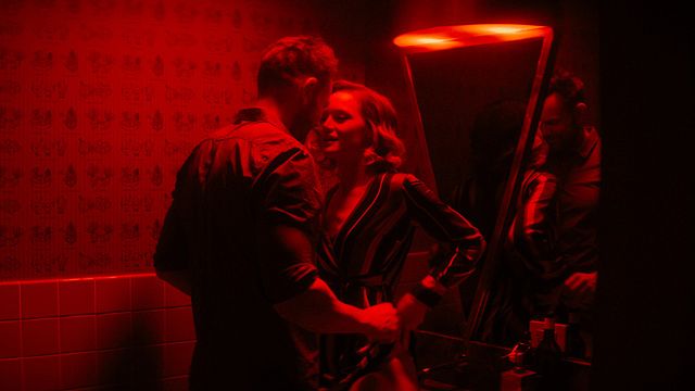 Joel McHale ve Kerry Bishe “Happily”de Buluşuyor! haber görseli