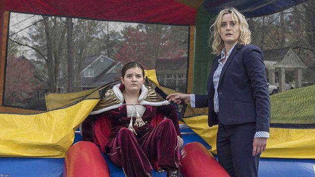 Taylor Schilling Başrollü Komedi Filmi “Family”den Poster Var! haber görseli