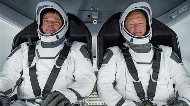 SpaceX Astronotlarının Kıyafetlerini, Batman ve Captain America Sanatçısı Tasarlamış! haber görseli